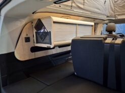 Hänge- Schiebeschrank verschiebbarer Hängeschrank optimiert kompakten Camper Grundriss NightSlider geschlossen hinten