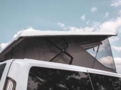 Aufstelldach Ford Tourneo Custom und VW New Transporter Caravalle Nachrüstung Einbau Aufstelldach und Schlafdach in den Camper von Spezialisten Ansicht hinten seitlich