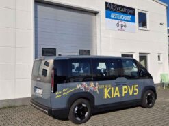 Aufstelldach Kia PV5 Nachrüstung Einbau Aufstelldach und Schlafdach in den Elektro-Camper von Spezialisten Seitenansicht mit Werbung