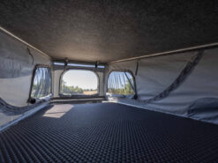 Aufstelldach Kia PV5 Nachrüstung Einbau Aufstelldach und Schlafdach in den Elektro-Camper von Spezialisten Bettansicht Tellerfedern Matratze